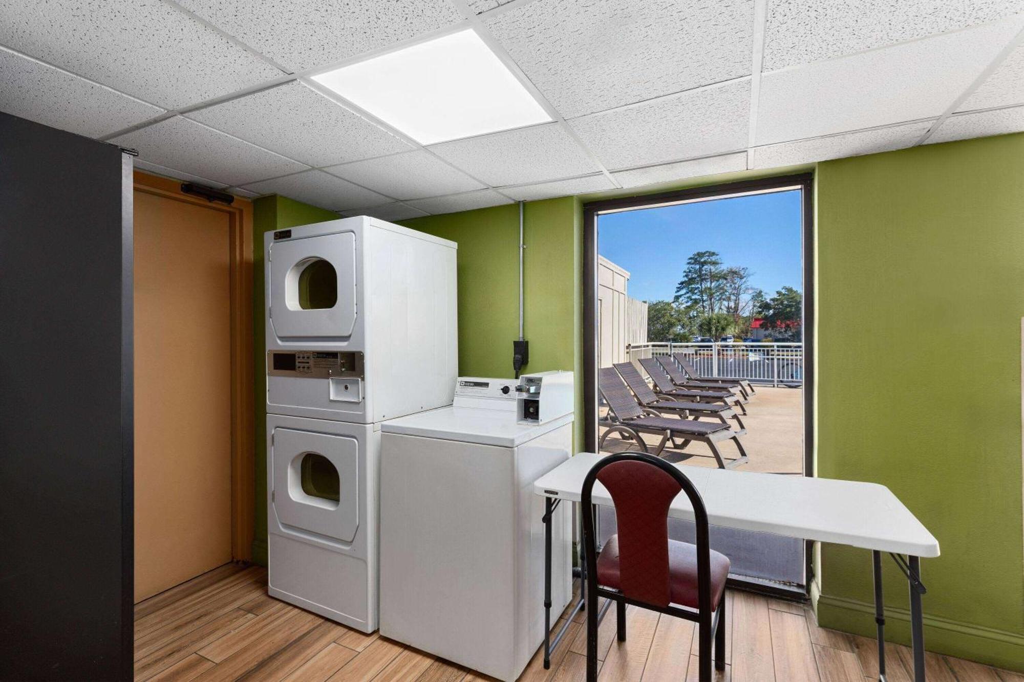 Super 8 By Wyndham Myrtle Beach/Market Common Area Exterior foto